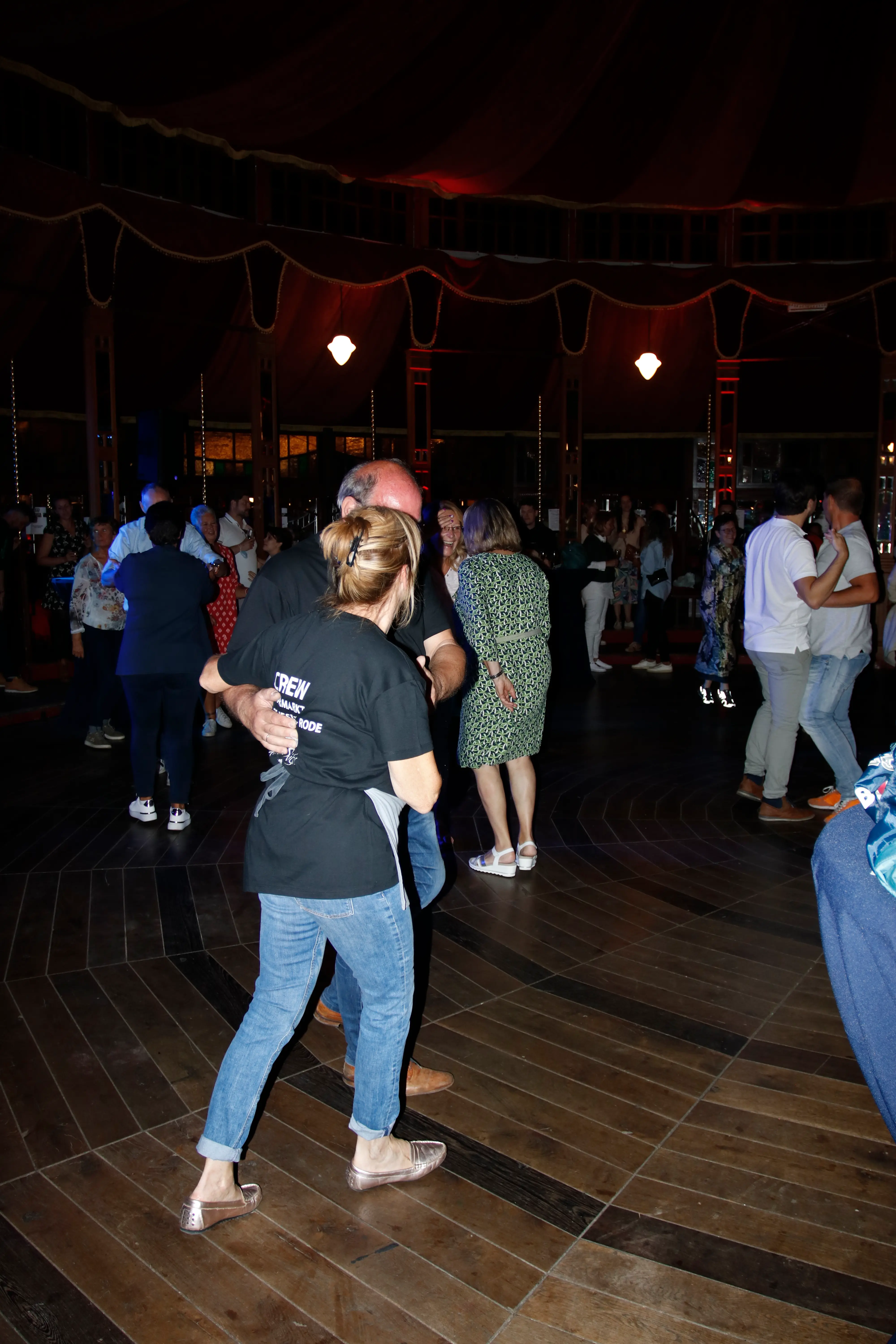 mensen aan het genieten op de Jaarmarkt van Rode